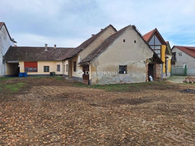 Eladó családi ház, Villányban 55 M Ft, 6 szobás