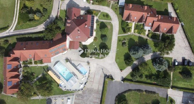 Eladó hotel, Cserszegtomajon 909 M Ft, 1 szobás