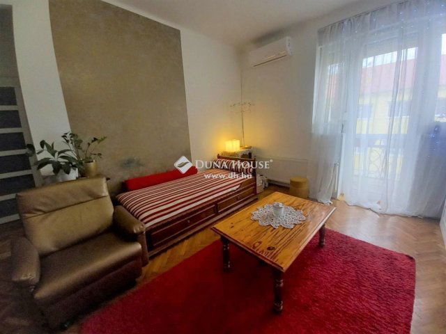 Eladó téglalakás, Pécsett 67 M Ft, 4 szobás