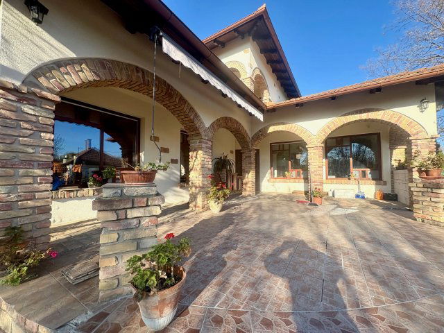 Eladó családi ház, Felsőlajoson 100 M Ft, 4+1 szobás