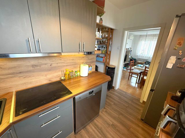 Eladó panellakás, Pécsett, Illyés Gyula úton 56.9 M Ft