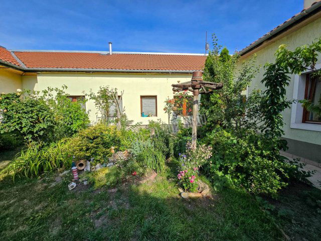 Eladó családi ház, Budapesten, XV. kerületben 69 M Ft, 2 szobás