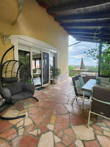 Eladó családi ház, Pécsett 219.9 M Ft, 6 szobás