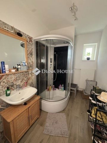 Eladó családi ház, Pécsett 104.9 M Ft, 7 szobás