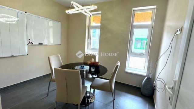 Eladó üzlethelyiség, Debrecenben 145 M Ft, 5 szobás