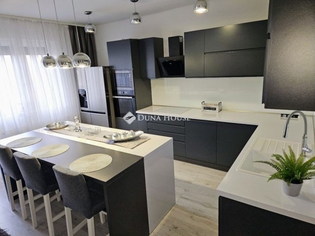 Eladó sorház, Szigethalmon 129 M Ft, 8 szobás