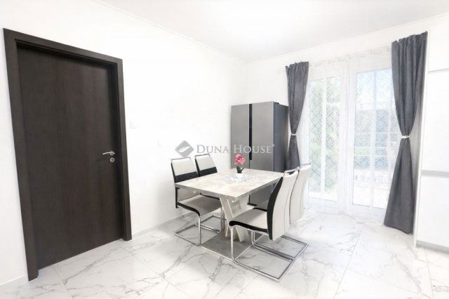 Eladó családi ház, Kecskeméten 90 M Ft, 5 szobás