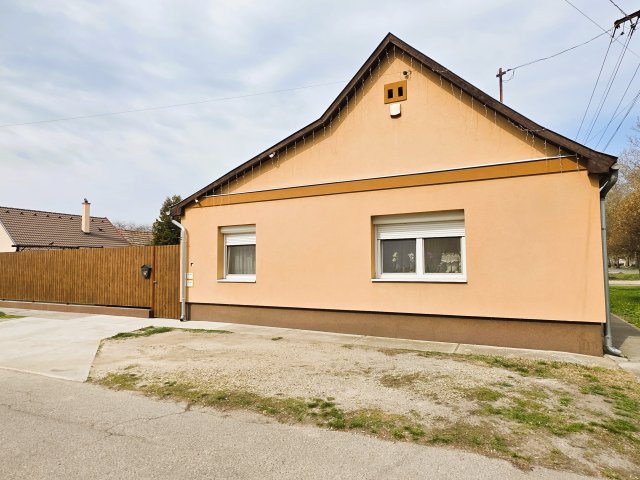 Eladó családi ház, Kiskunhalason 39 M Ft, 2 szobás