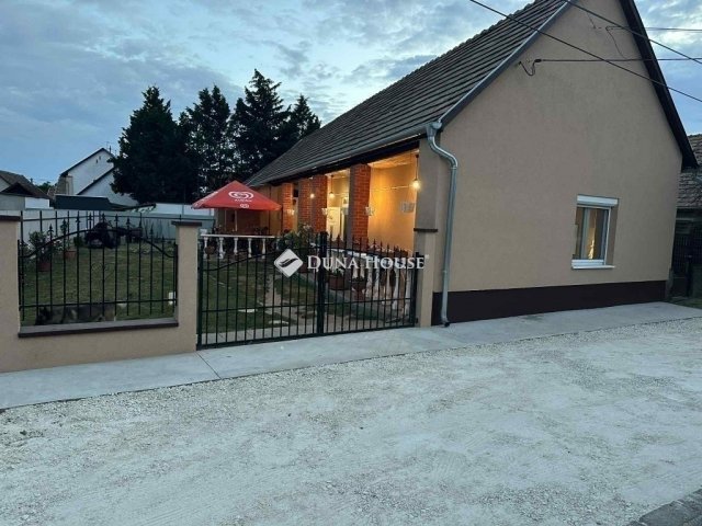 Eladó családi ház, Vecsésen 89.9 M Ft, 4 szobás