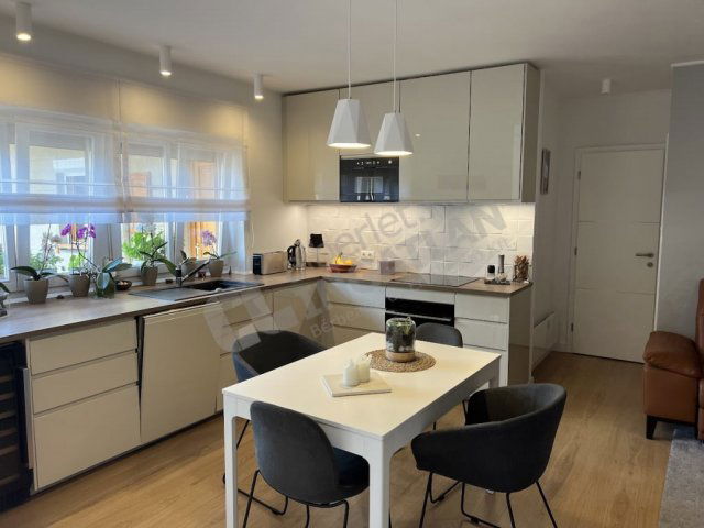 Kiadó téglalakás, albérlet, VI. kerületben, Hunyadi téren