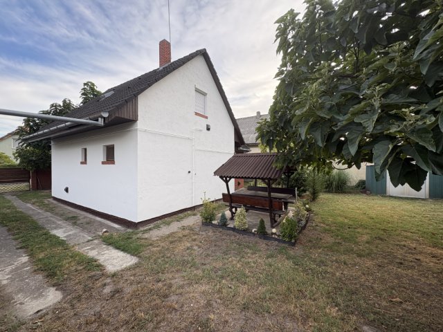 Eladó családi ház, Balatonfenyvesen 74.9 M Ft, 3+1 szobás