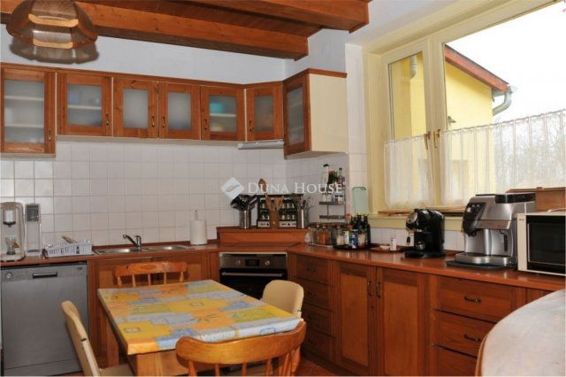 Eladó családi ház, Apostagon 250 M Ft, 8 szobás