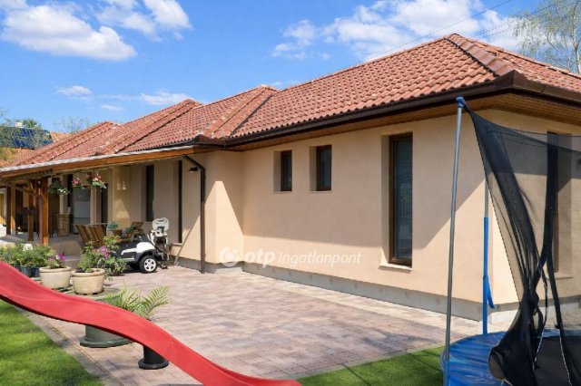 Eladó családi ház, Ráckevén 190 M Ft, 6 szobás