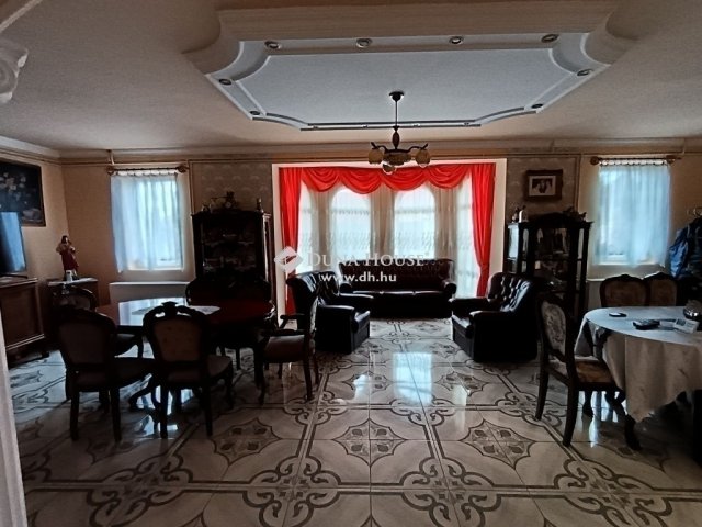 Eladó családi ház, Szegeden 92 M Ft, 5 szobás