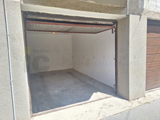 Eladó garázs, Szegeden, Alföldi utcában 10.9 M Ft