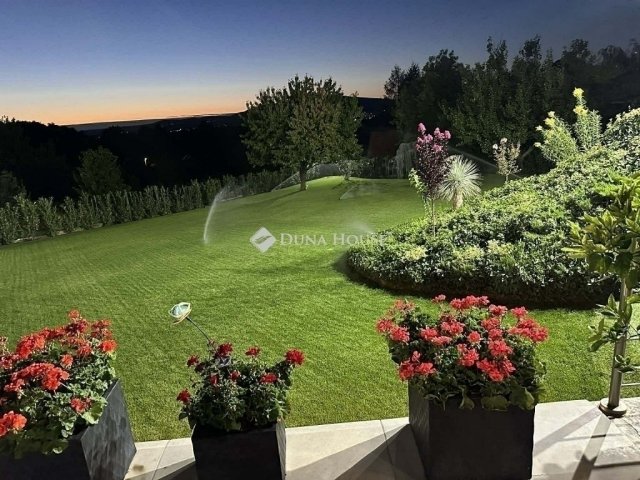 Eladó családi ház, Keszün 299 M Ft, 5 szobás