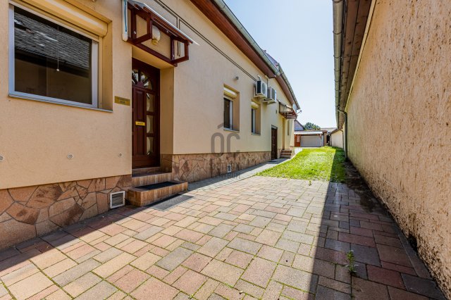 Eladó családi ház, Gyöngyösön 144.9 M Ft, 9 szobás