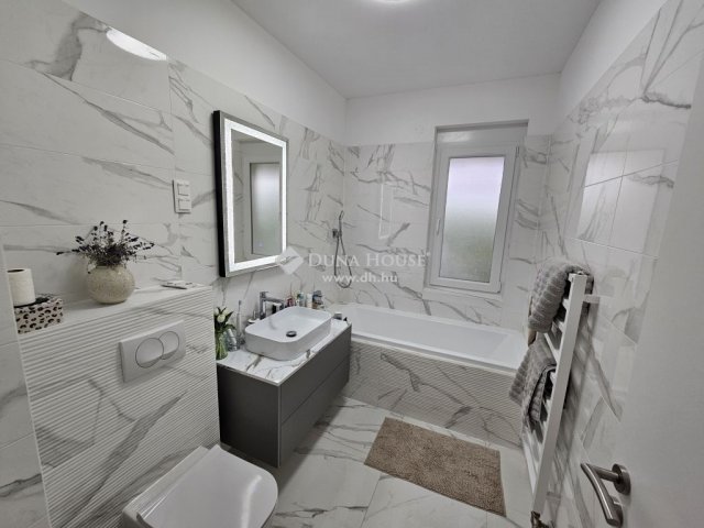 Eladó téglalakás, Pécsett 96.9 M Ft, 4 szobás