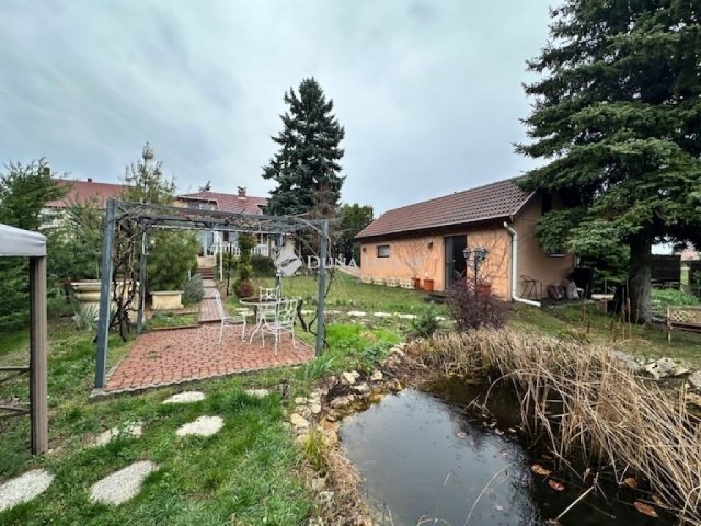 Eladó családi ház, Székesfehérvárott 204.9 M Ft, 9 szobás