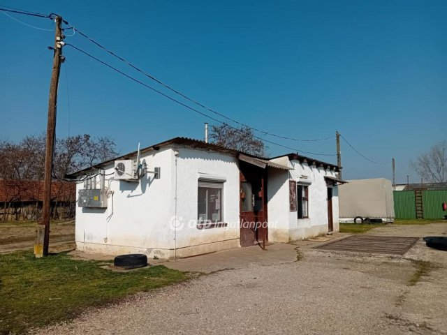 Kiadó üzlethelyiség, Berekböszörményen 200 E Ft / hó