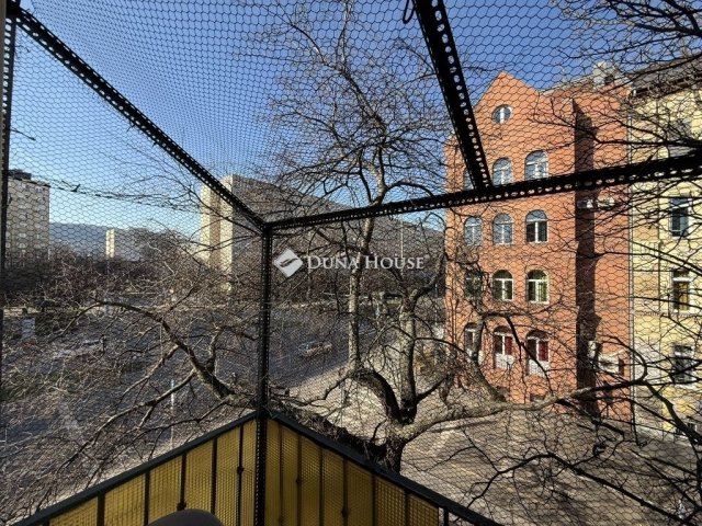 Eladó téglalakás, Budapesten, III. kerületben 71.99 M Ft