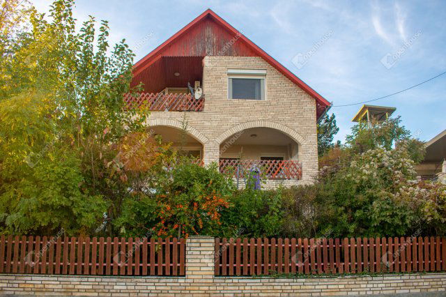 Eladó családi ház, Balatonfüreden 340 M Ft, 7 szobás