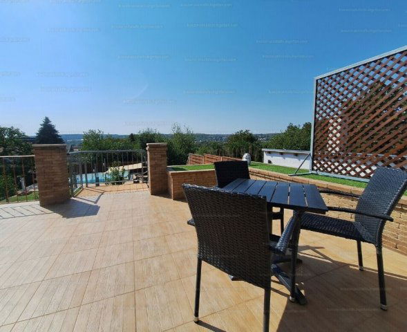 Eladó családi ház, Hévízen 300 M Ft, 5 szobás