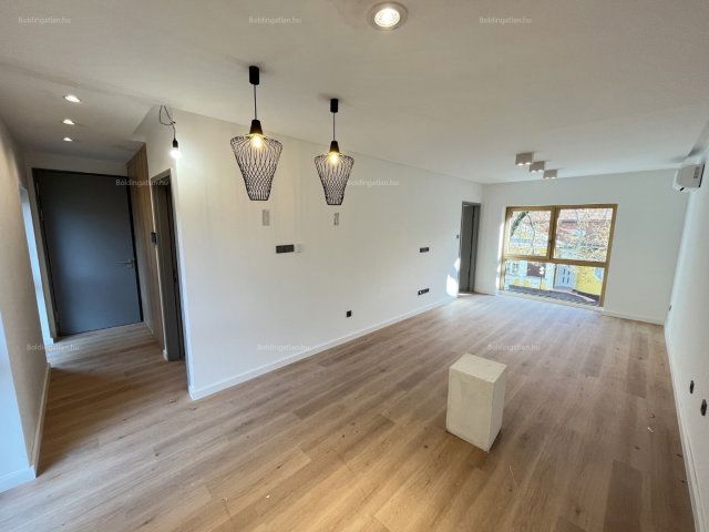 Eladó téglalakás, Siófokon 67.5 M Ft, 2 szobás