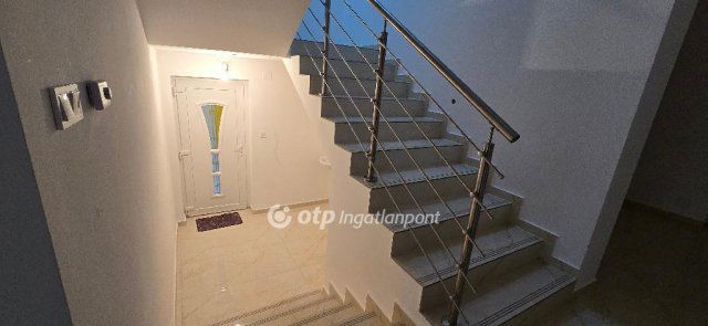 Eladó családi ház, Debrecenben 180 M Ft, 3 szobás