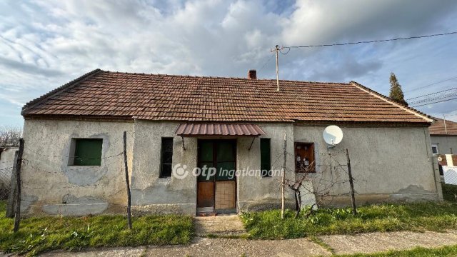 Eladó családi ház, Kemenesszentpéteren 8.9 M Ft, 2 szobás