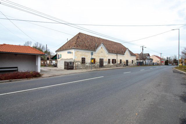 Eladó családi ház, Bakonyszombathelyen 34.99 M Ft, 7 szobás