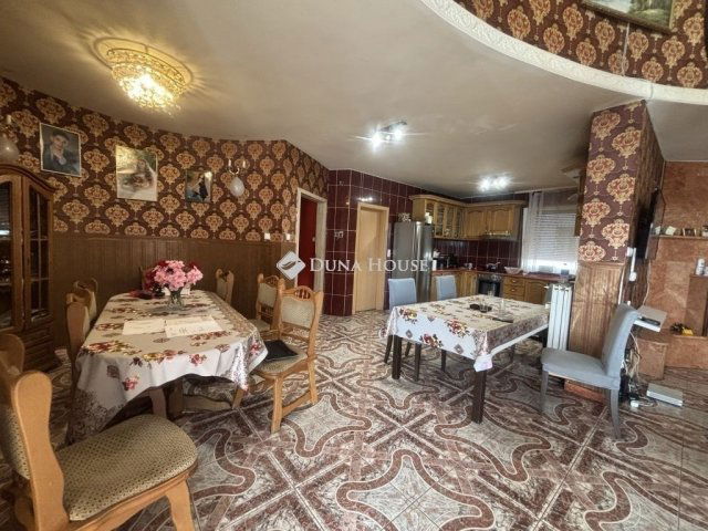 Eladó családi ház, Pécsett 79.9 M Ft, 7 szobás