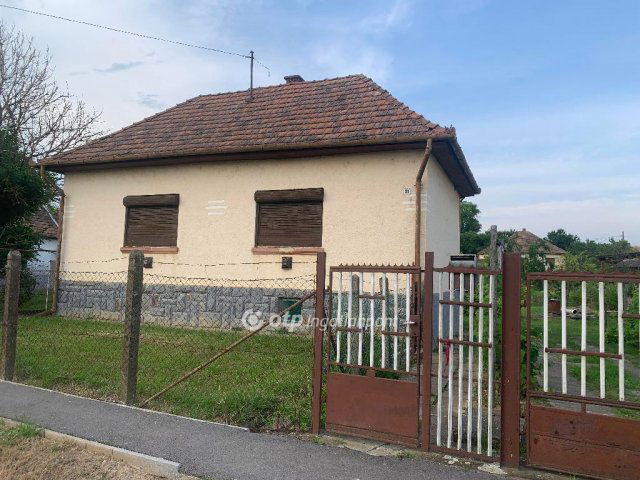 Eladó családi ház, Pétervásárán 9 M Ft, 2 szobás