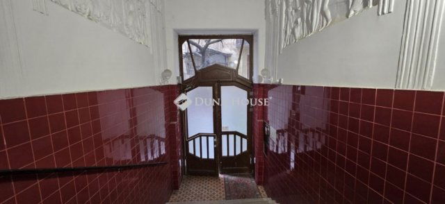 Eladó téglalakás, Budapesten, VI. kerületben 69.9 M Ft, 2 szobás