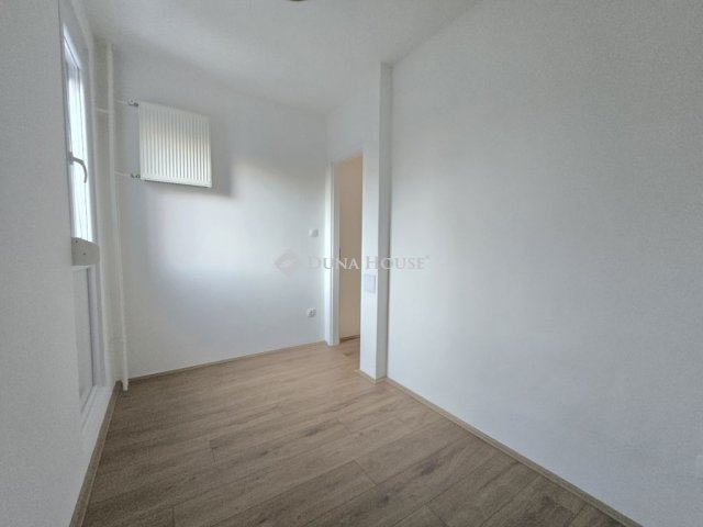 Eladó panellakás, Pécsett 47.9 M Ft, 3 szobás