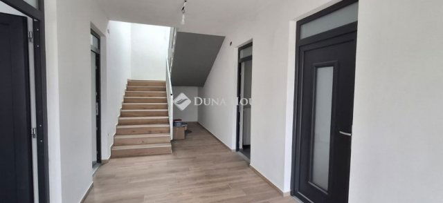 Kiadó téglalakás, albérlet, Taksonyon 250 E Ft / hó, 3 szobás