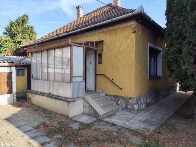Eladó családi ház, Dombóváron 25 M Ft, 3 szobás