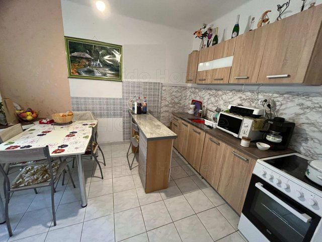 Eladó családi ház, Balatonbogláron 54.9 M Ft, 12 szobás