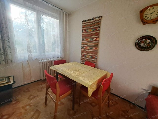 Eladó panellakás, Nyíregyházán 43.9 M Ft, 4 szobás