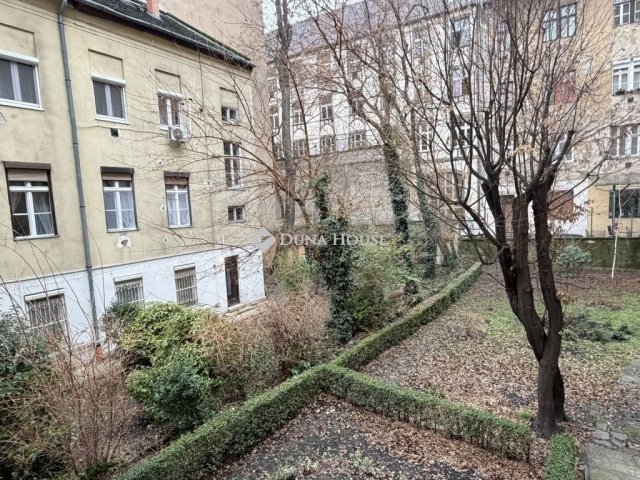 Eladó téglalakás, Budapesten, VI. kerületben 64.9 M Ft, 1 szobás