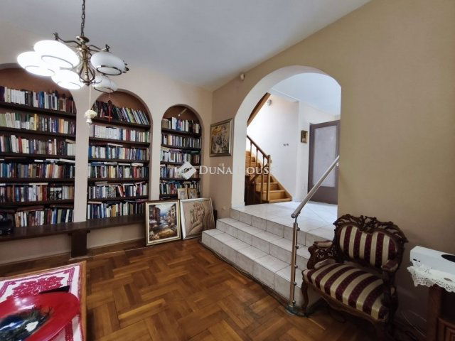 Eladó családi ház, Szentendrén 196 M Ft, 6+3 szobás