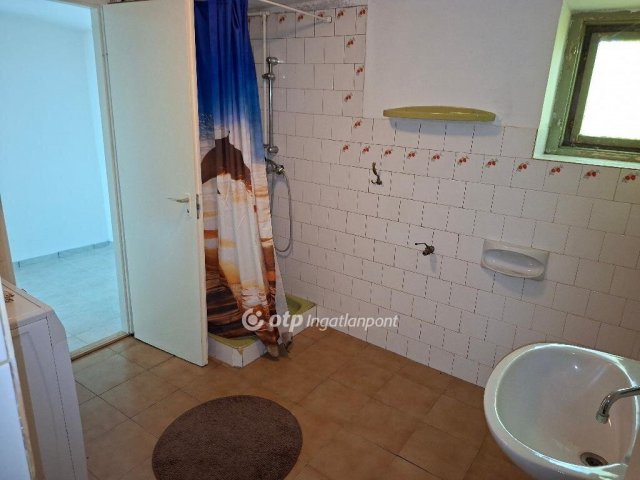 Eladó családi ház, Bátaszéken 9.5 M Ft, 3 szobás
