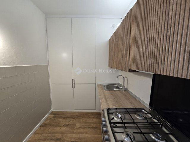 Eladó panellakás, Pécsett 40.9 M Ft, 2 szobás