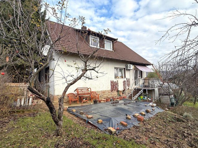 Eladó családi ház, Pécsett 84.9 M Ft, 6 szobás