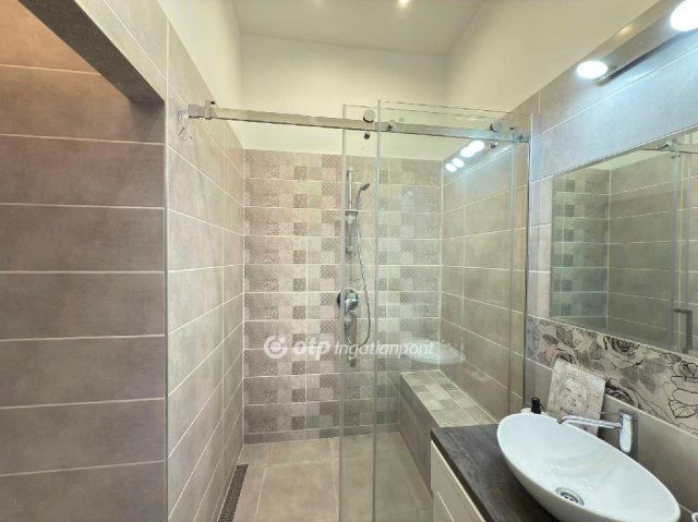 Eladó téglalakás, Budapesten, VII. kerületben 67.9 M Ft