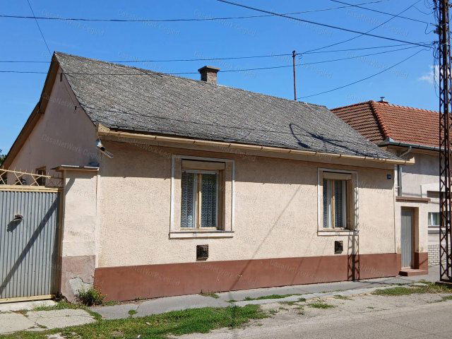 Eladó családi ház, Cegléden 42 M Ft, 2 szobás