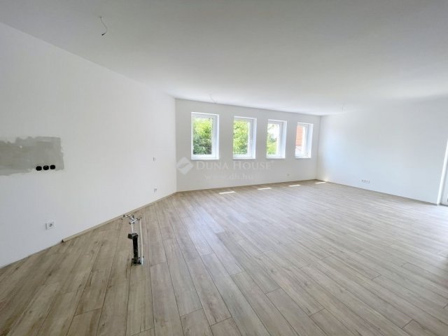 Eladó téglalakás, Kecskeméten 99.9 M Ft, 4 szobás