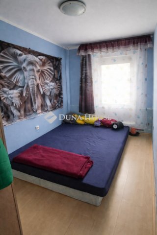 Eladó panellakás, Pécsett 47.5 M Ft, 3 szobás