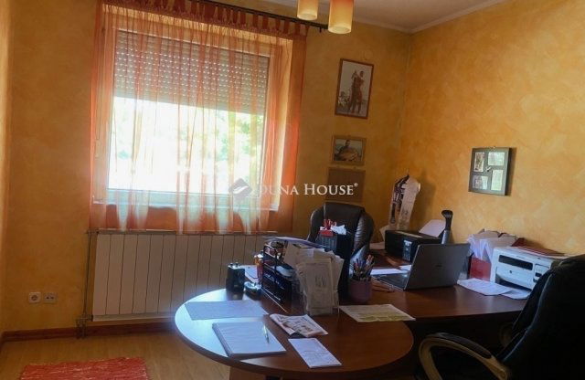 Eladó családi ház, Taksonyon 349 M Ft, 9 szobás