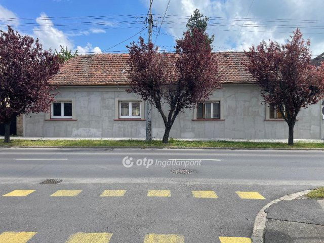 Eladó családi ház, Cegléden 36.9 M Ft, 3 szobás